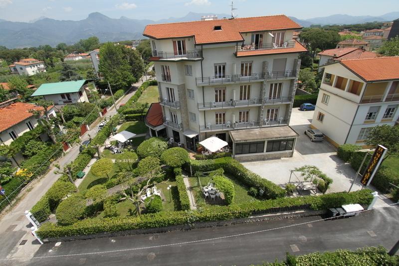 Hotel Montecarlo Lido di Camaiore Dış mekan fotoğraf